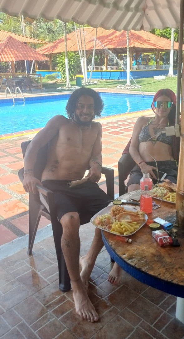 Visitantes disfrutando un pasadía con almuerzo